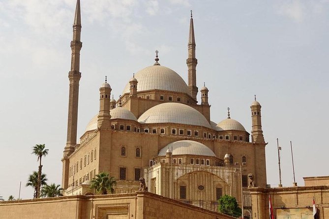 جولة في مدينة القاهرة لزيارة الاماكن الدينية الاسلامية والمسيحية